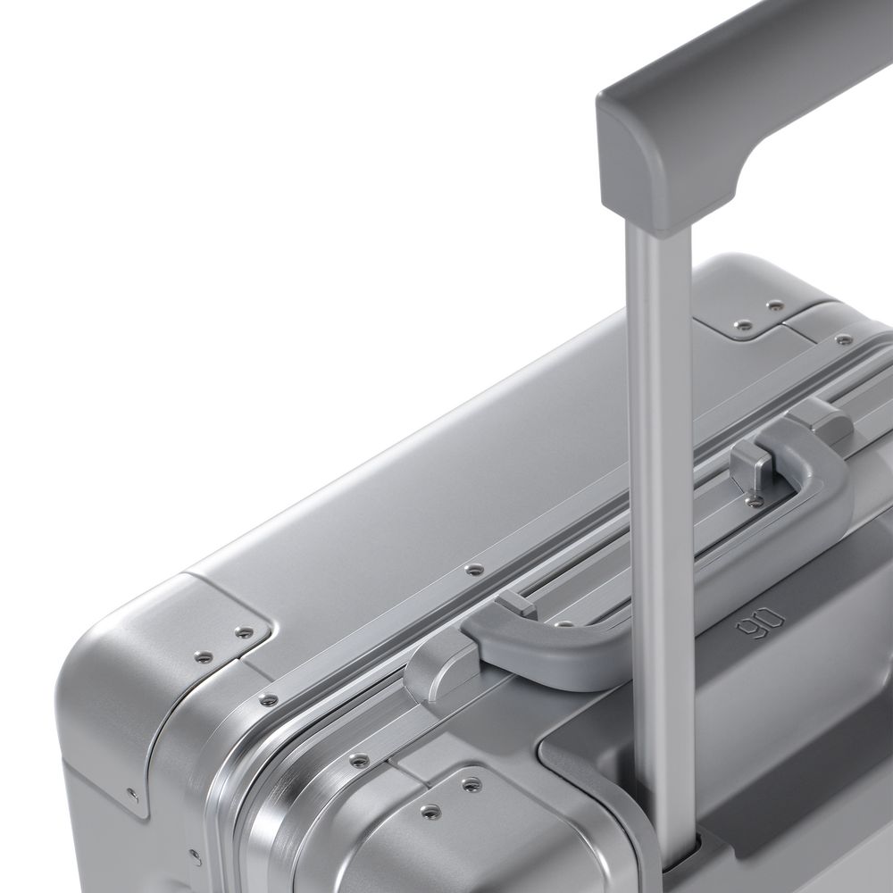 Металлический дорожный чемодан