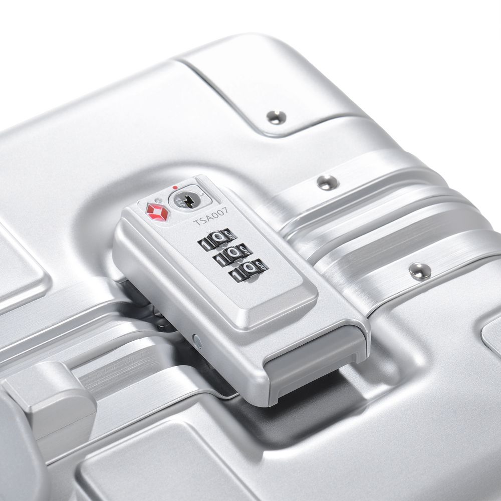 Металлический дорожный чемодан