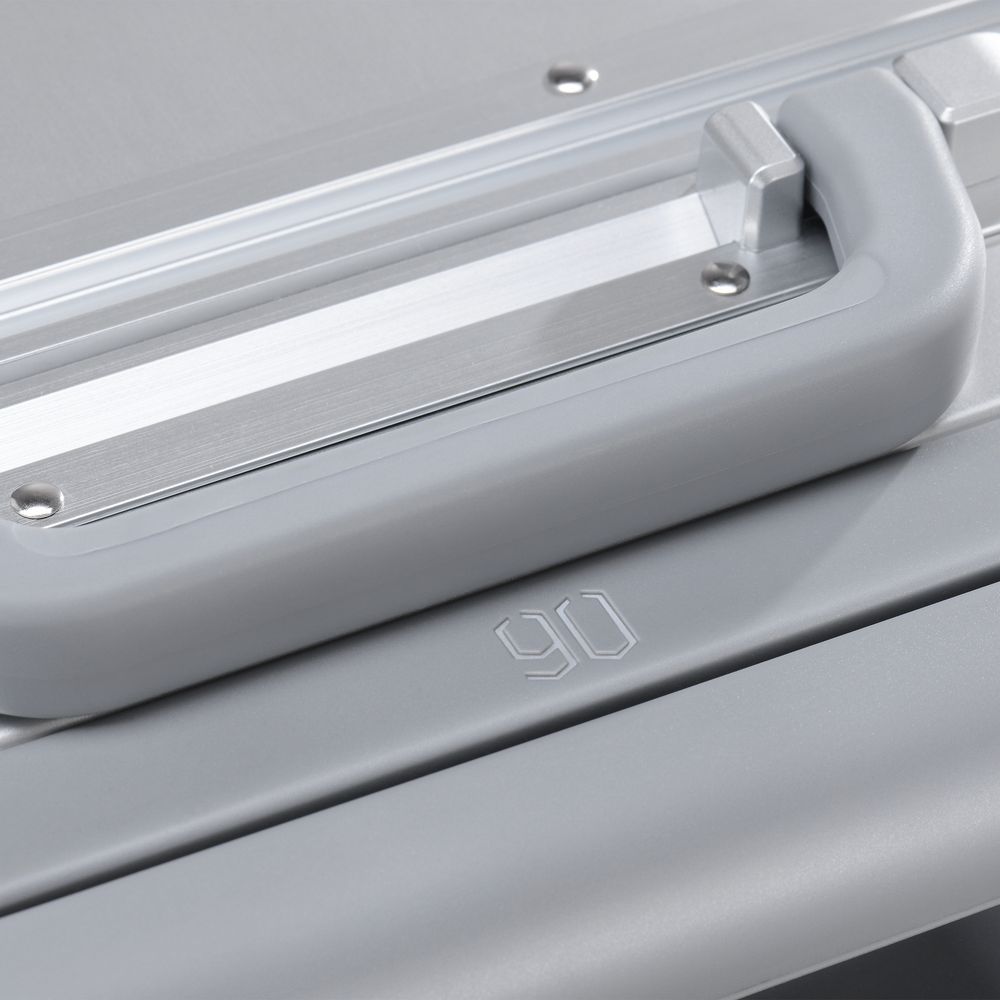 Металлический дорожный чемодан