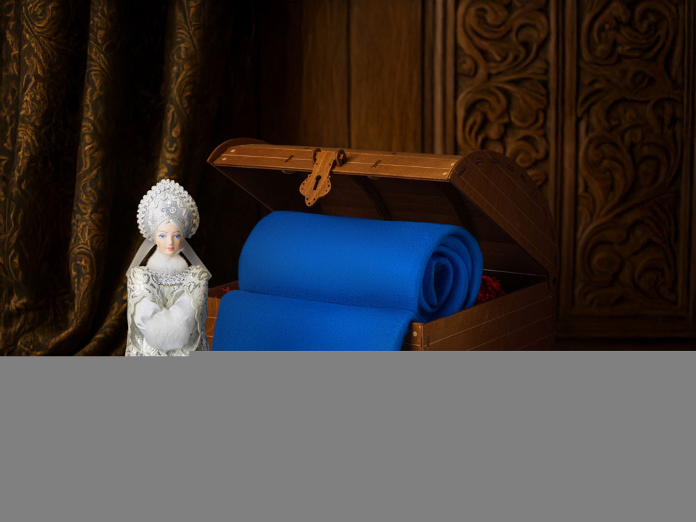 Подарочный набор: кукла фарфоровая, плед флисовый