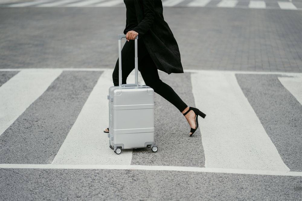 Металлический дорожный чемодан